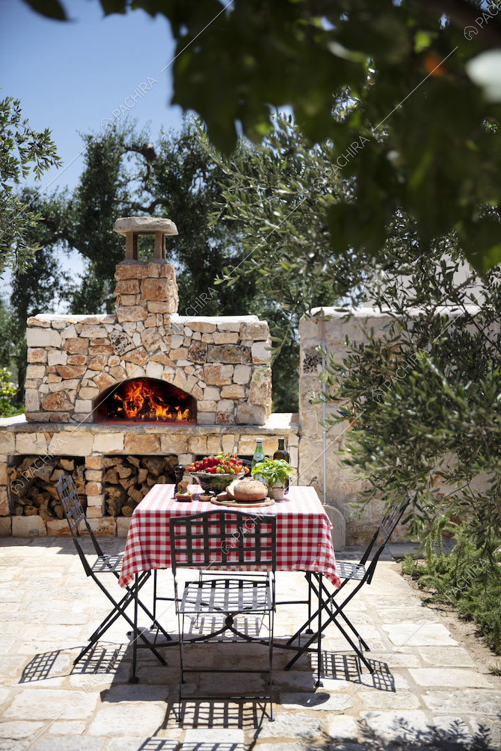 Tavolino da pranzo in metallo nero e forno in pietra
