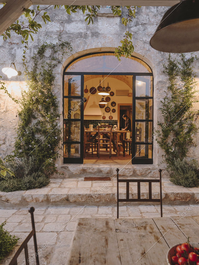 Dal cortile con pavimentazione in pietra scorcio sulla cucina