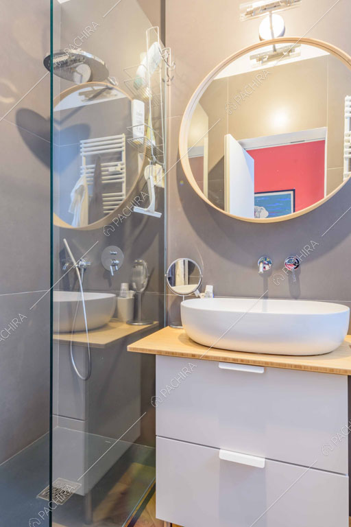 Bagno privato della camera da letto matrimoniale con box doccia