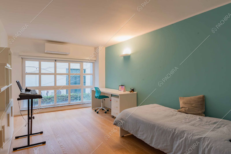 Camera da letto dei bambini con vetrata, pavimento in parquet e parete azzurra