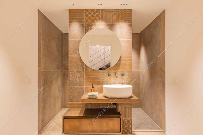 Bagno con piastrelle sulle nuances del marrone