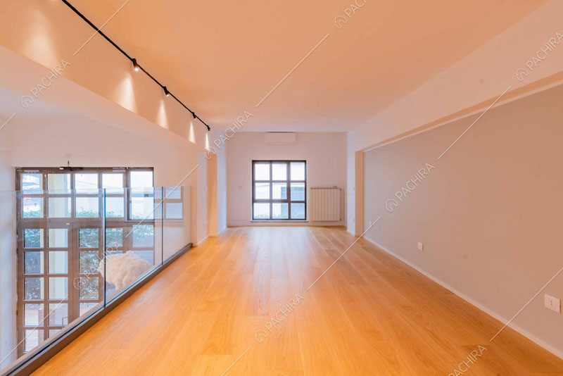 Ampia balconata con pavimento in parquet e parapetto in vetro