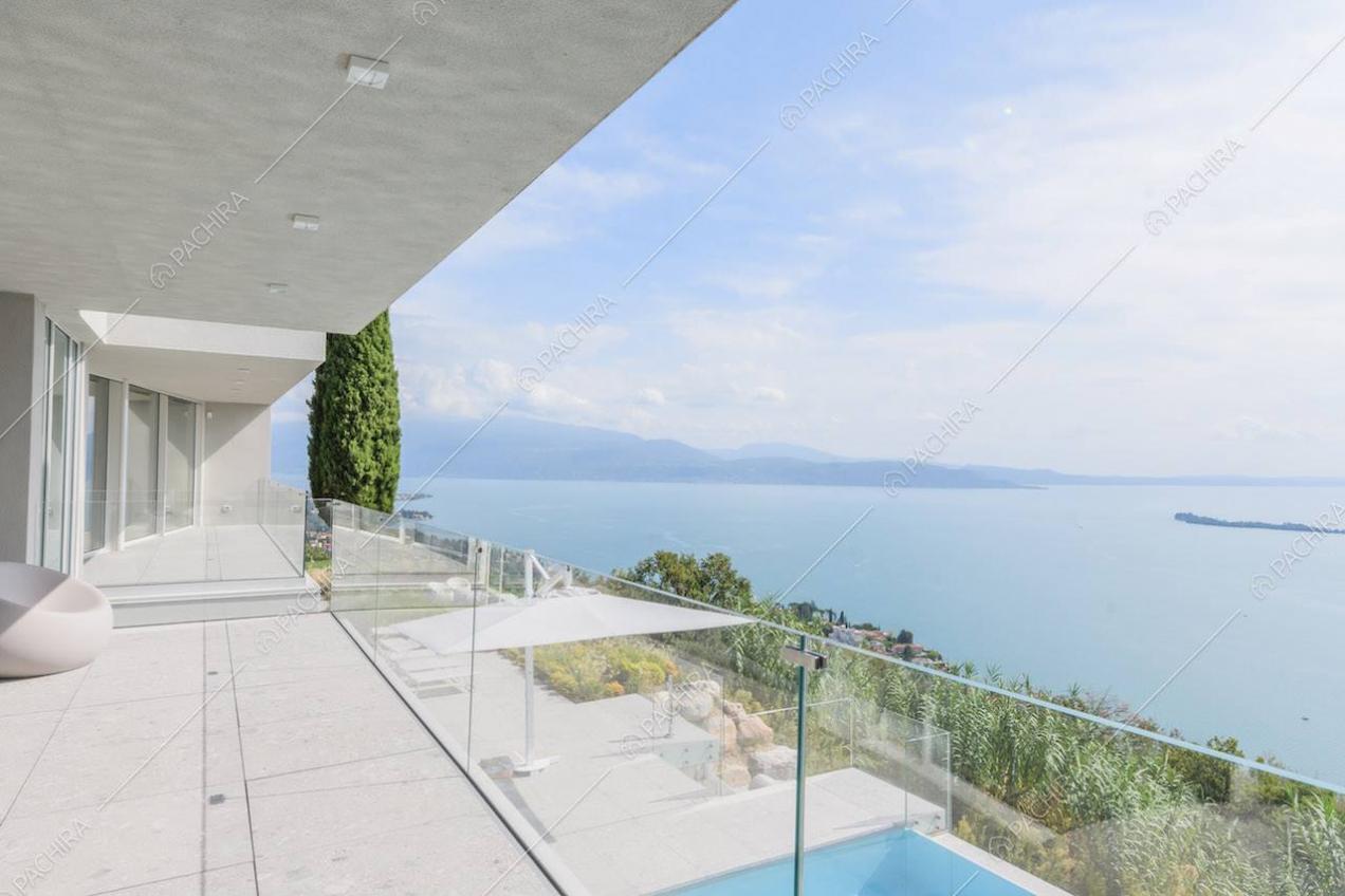 Dalla terrazza vista sulla piscina della location e sul lago