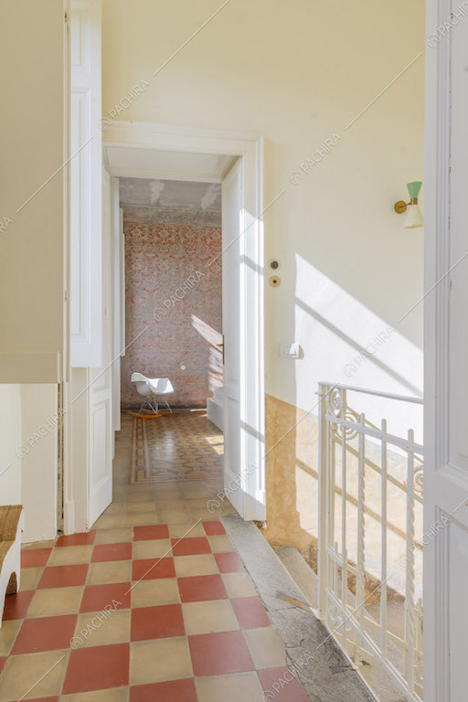 Pavimento in piastrelle a scacchi rosse e bianche al piano superiore della villa