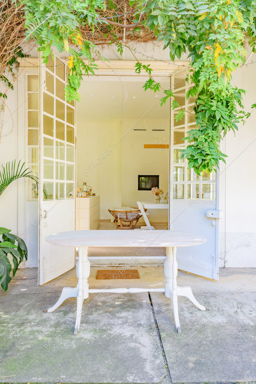 Dal giardino scorcio sulla zona living con pavimento in parquet