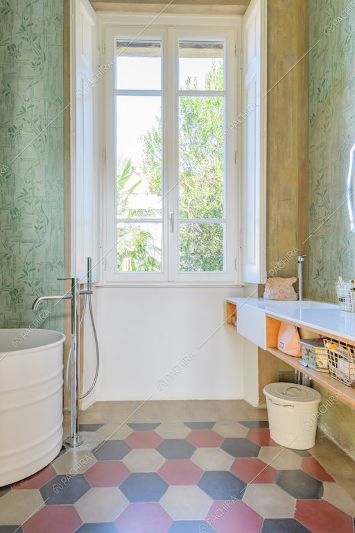Pavimento in cementine rosse, nere e bianche nel bagno con vasca