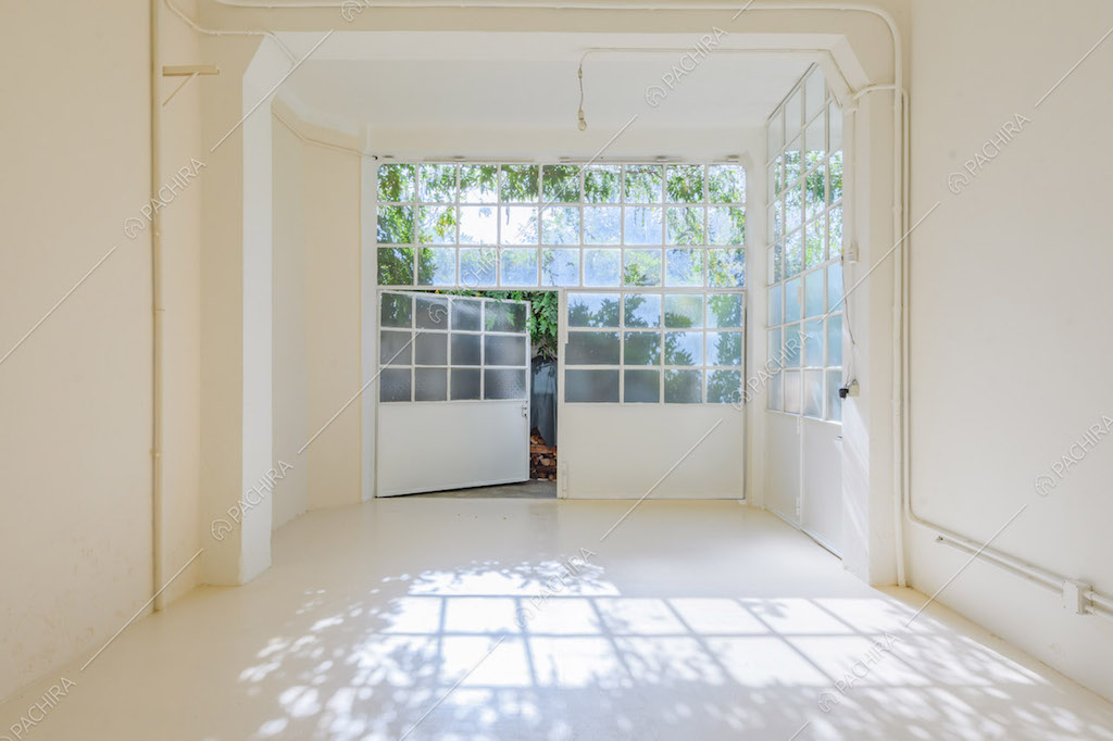 Grande box total white con porta-finestra in stile industriale