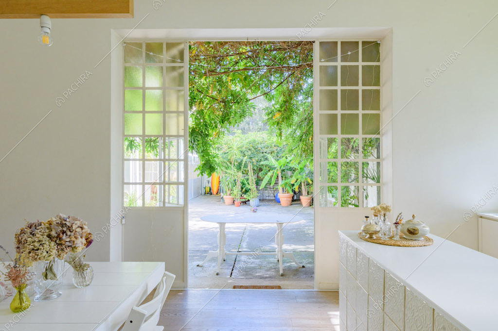 Dalla zona living con pavimento in parquet vista sul giardino tramite porta-finestra