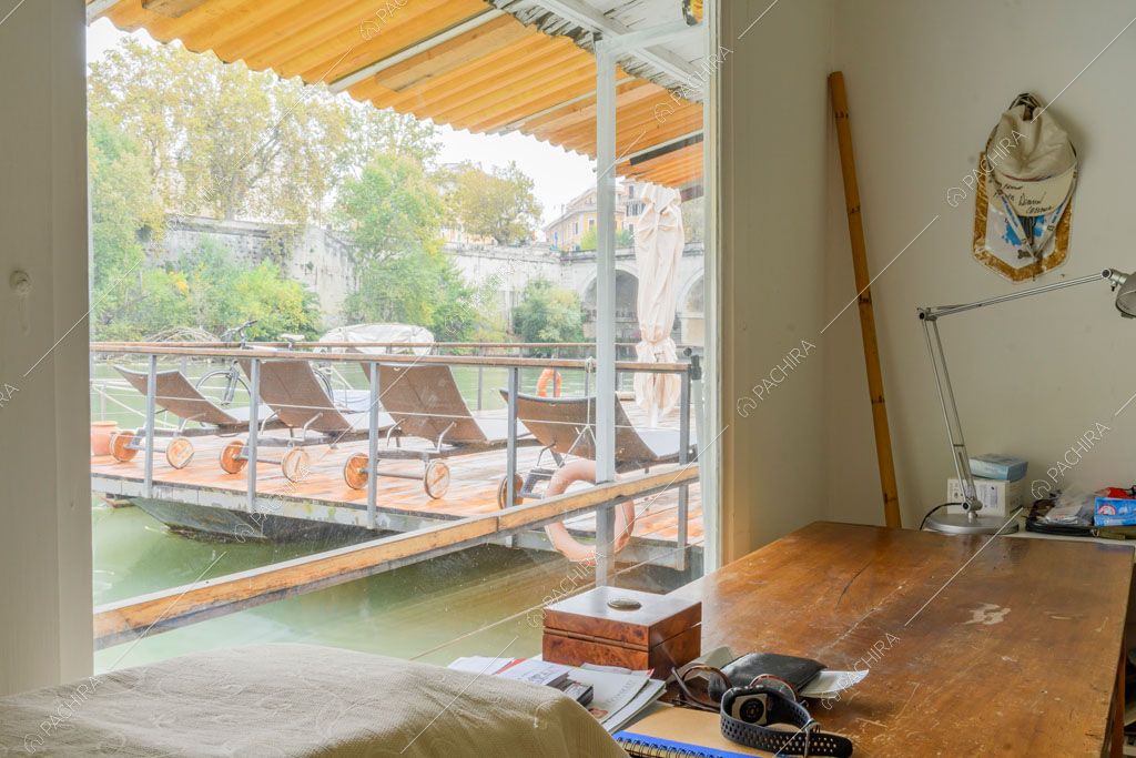 Dalla scrivania della camera da letto vista sul Tevere tramite la grande vetrata