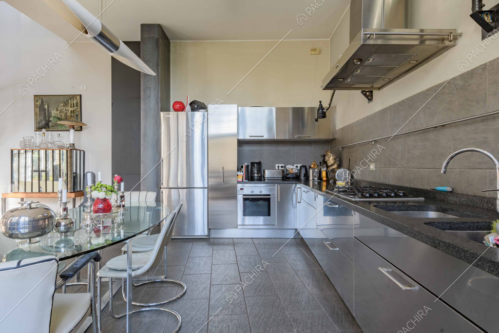 Fornelli a gas della cucina a parete nella grande zona living con pavimento grigio