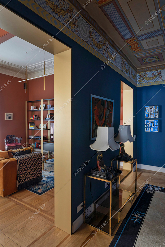 Soffitto affrescato, pareti blu e vista sulla zona living con pavimento in parquet