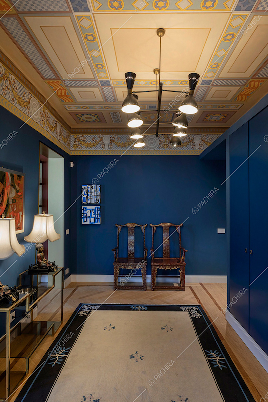 Pavimento in parquet nell'atrio con pareti blu, soffitto affrescato e sedie antiche