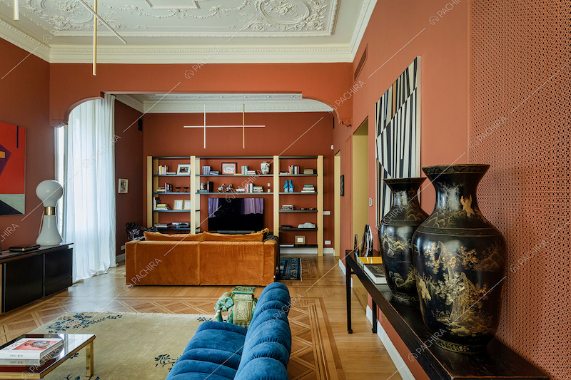 Vasi antichi nella zona living con vetrate, lampadari di design e pavimento in parquet