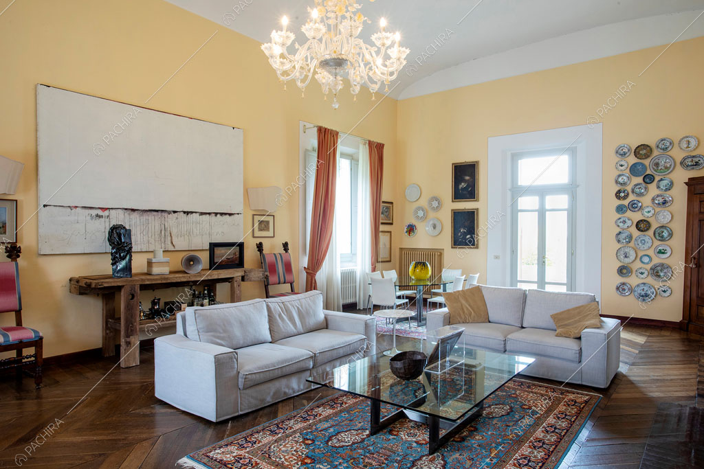 Pavimento in parquet nel salotto della villa Accona, location in stile classico a Ravenna