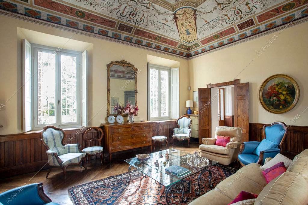 Salone con pareti gialle della villa Accona, location in stile classico a Ravenna