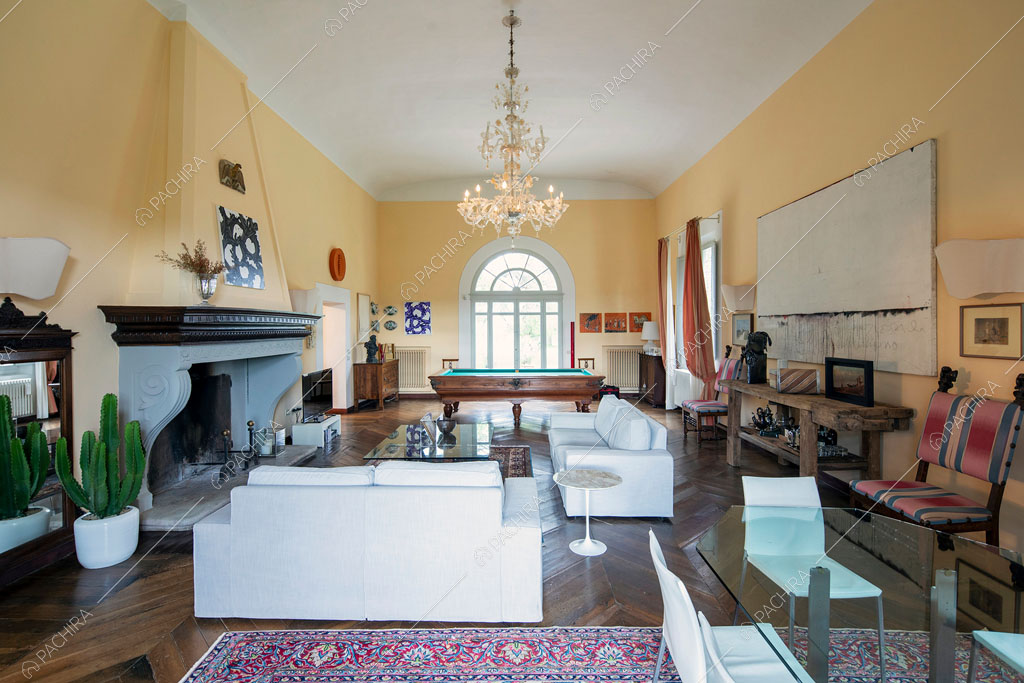 Camino nel salotto della villa Accona, location in stile classico a Ravenna