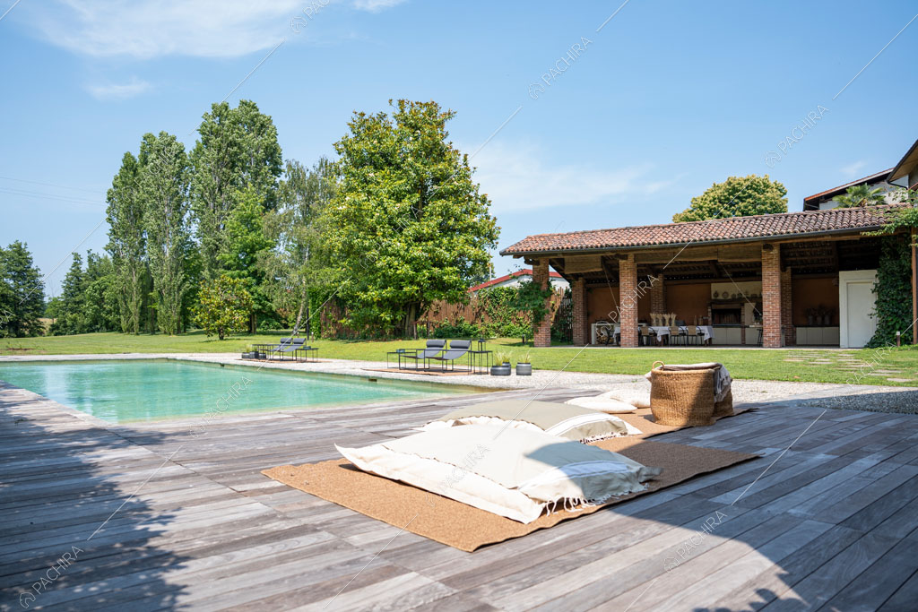 Grande piscina nel giardino dell'agriturismo Favonio, location in stile country a Novara