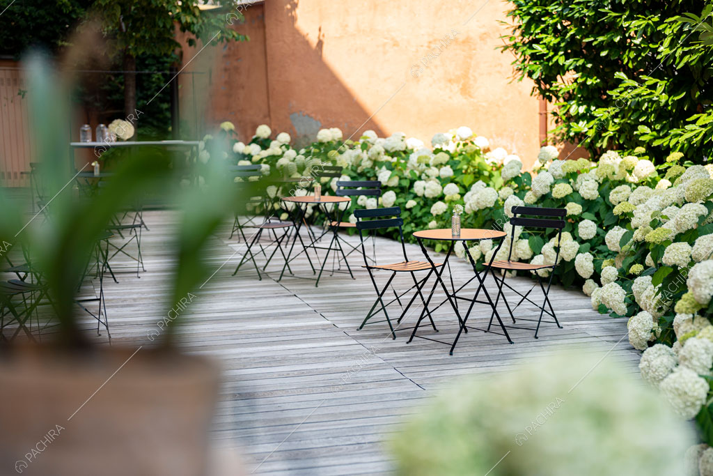 Giardino con pavimento in parquet dell'agriturismo Favonio, location in stile country a Novara