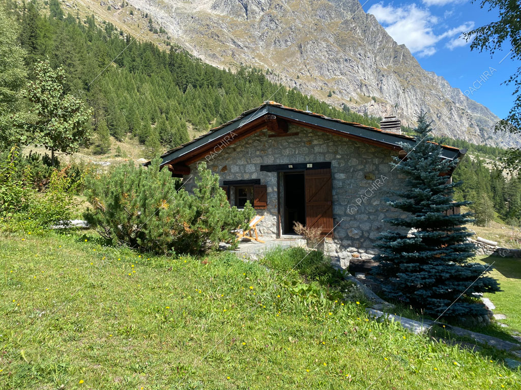 Dal giardino vista sullo chalet Thar, location in stile rustico ad Aosta