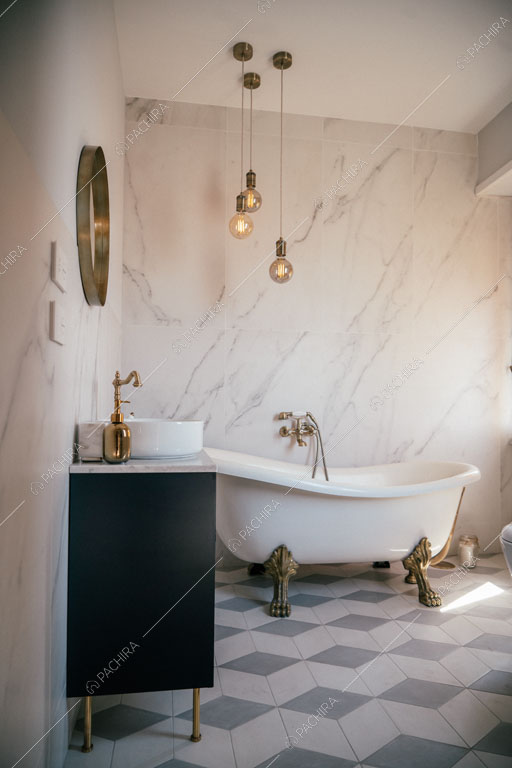 Bagno con pareti in marmo nell'appartamento Granadella, location in stile contemporaneo a Roma