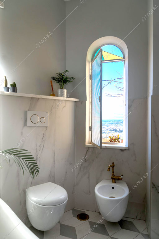 Vista sullo skyline dal bagno dell'appartamento Granadella, location in stile contemporaneo a Roma