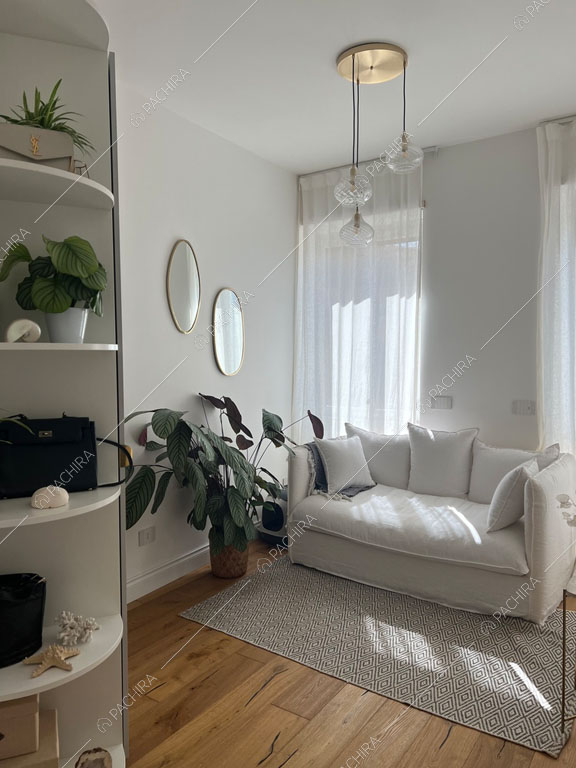 Divano bianco nella sala dell'appartamento Granadella, location in stile contemporaneo a Roma