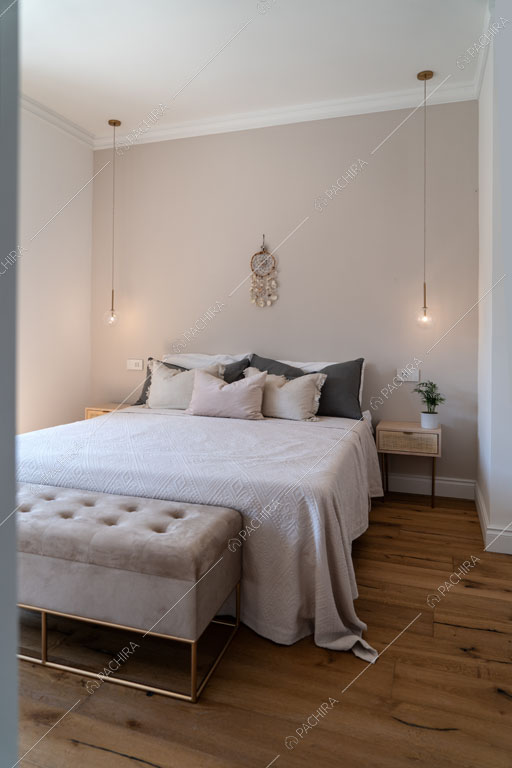 Pareti beige nella camera da letto dell'appartamento Granadella, location in stile contemporaneo a Roma