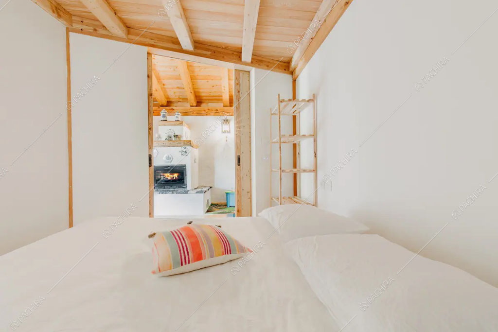 Camera da letto matrimoniale dello chalet Timor, location in stile rustico a Trento