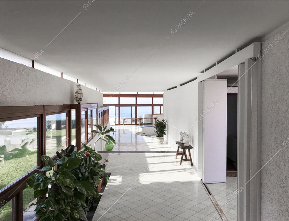 Luminoso corridoio con ampie vetrate della villa Libeccio, location in stile moderno a Roma