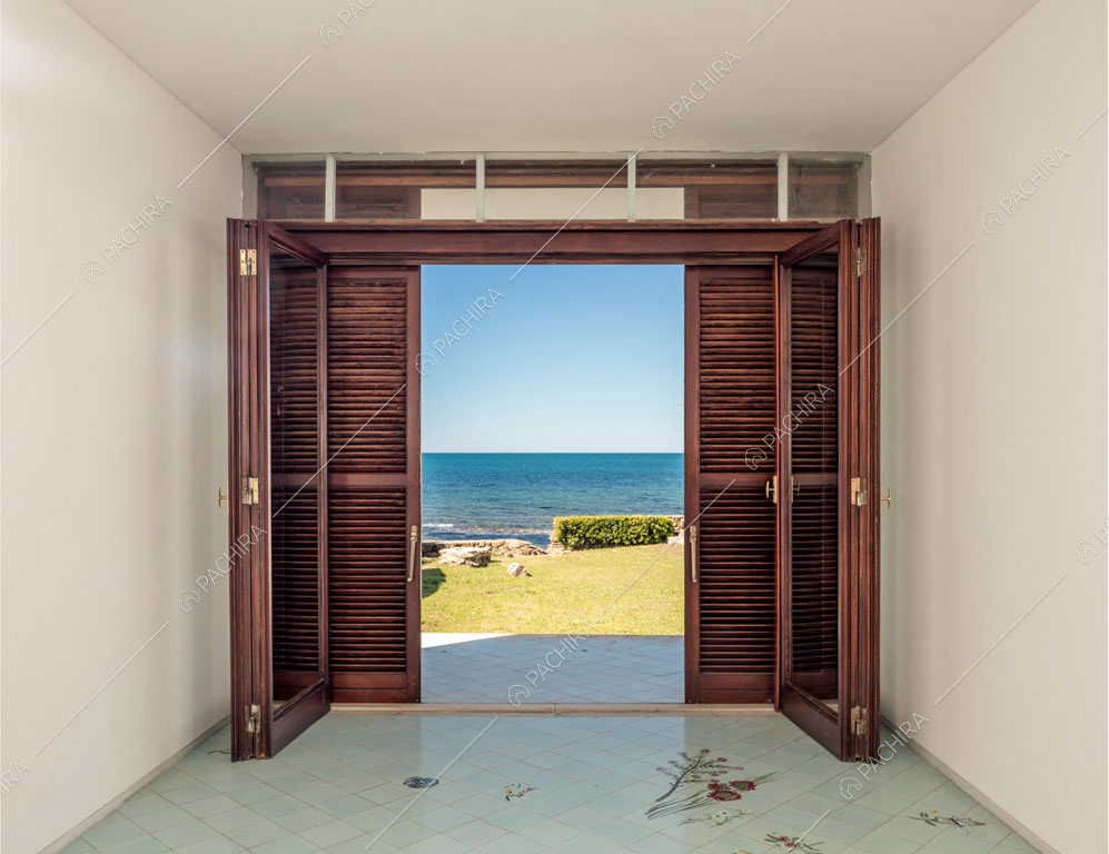 Porte-finestre con vista sul mare della villa Libeccio, location in stile moderno a Roma