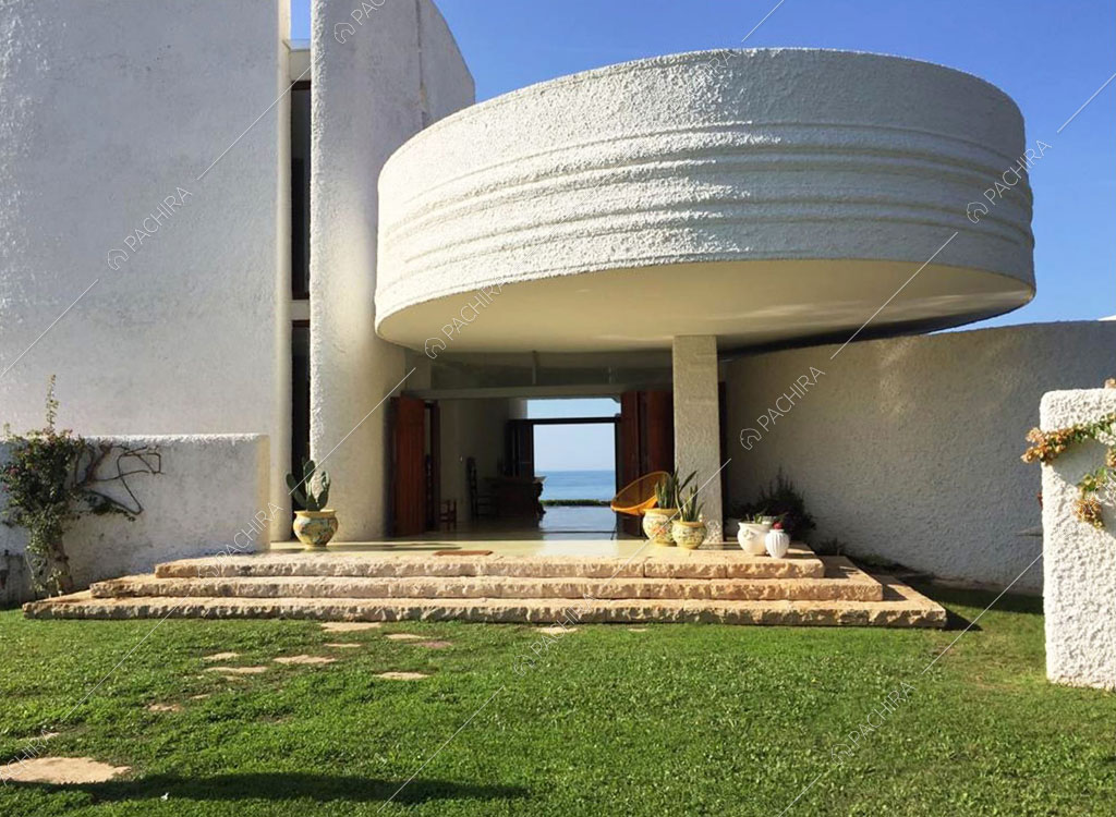 Vista sugli esterni bianchi della villa Libeccio, location in stile moderno a Roma