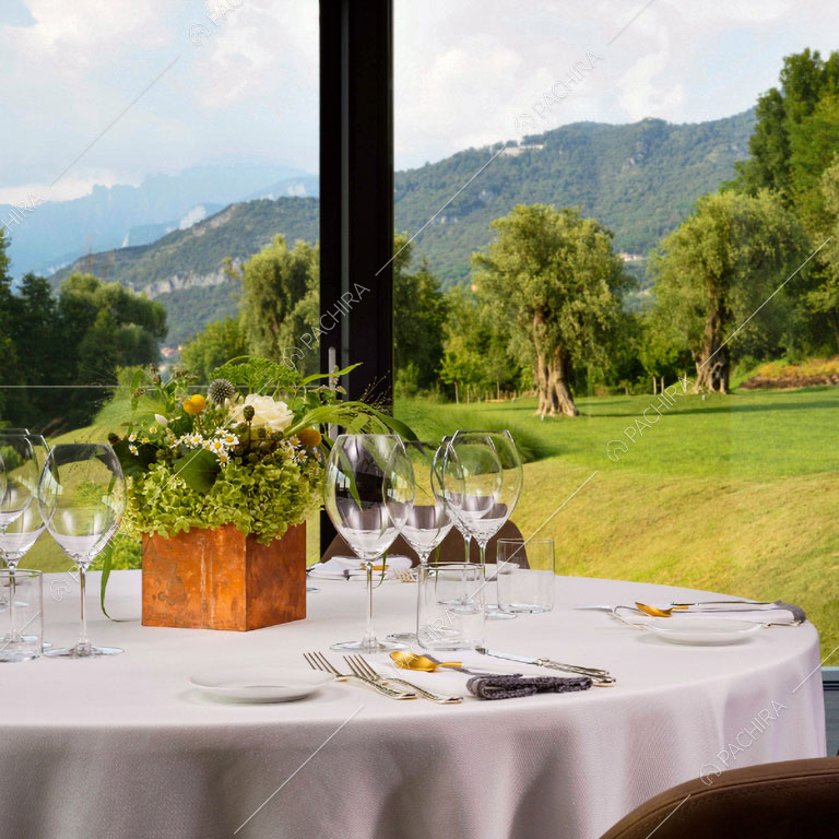 Tavolo da pranzo con vista sulle montagne circostanti dell'hotel Urville, location in stile contemporaneo a Lecco