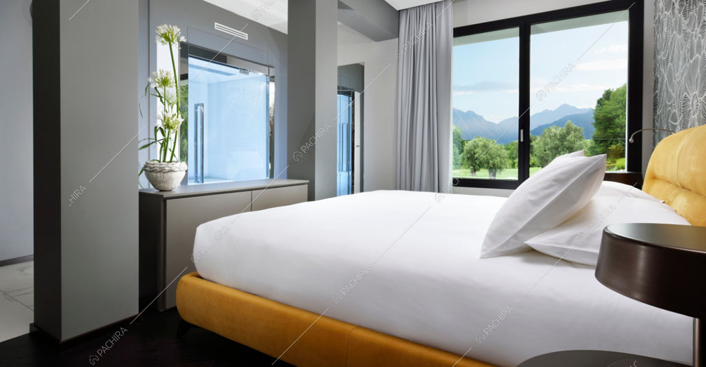 Camera da letto matrimoniale con pareti grigie dell'hotel Urville, location in stile contemporaneo a Lecco