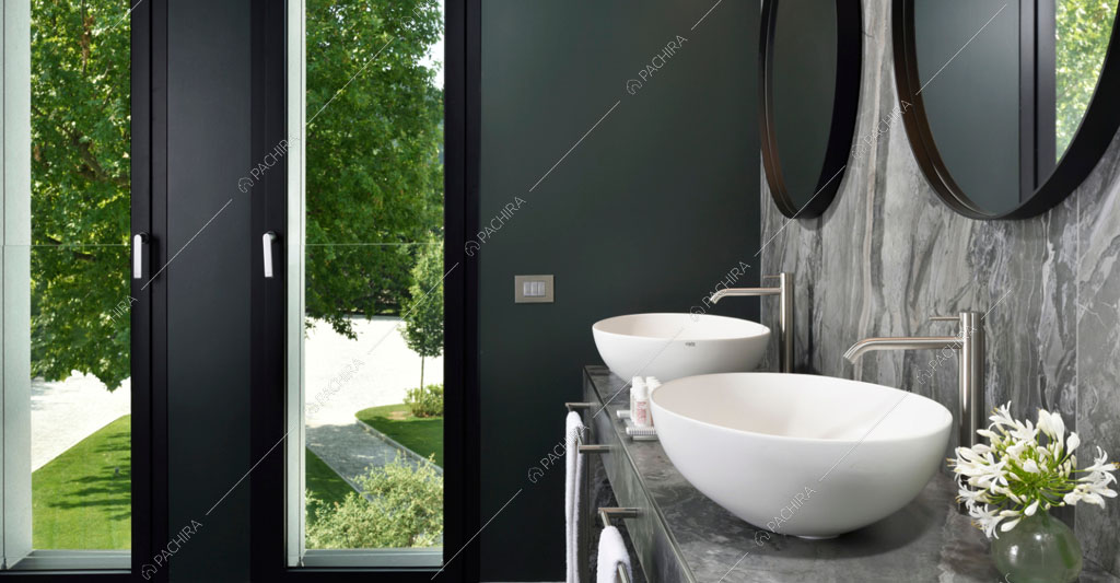Pareti in marmo grigio nel bagno dell'hotel Urville, location in stile contemporaneo a Lecco