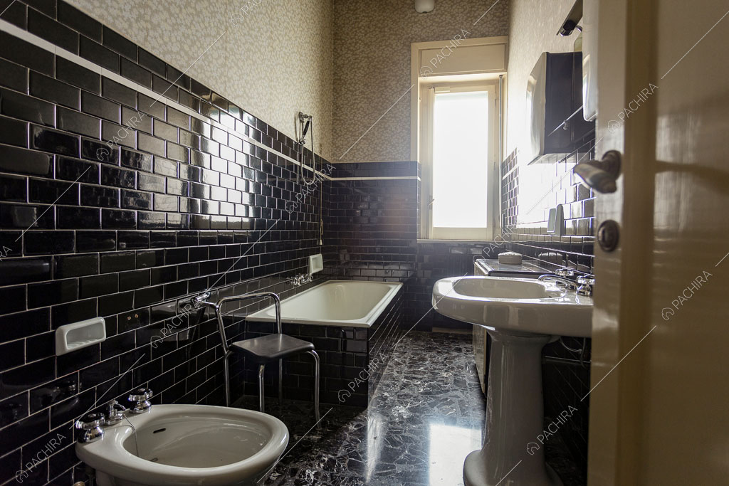 Bagno con pareti in mattoncini neri della dimora storica Romero, location in stile classico a Campobasso