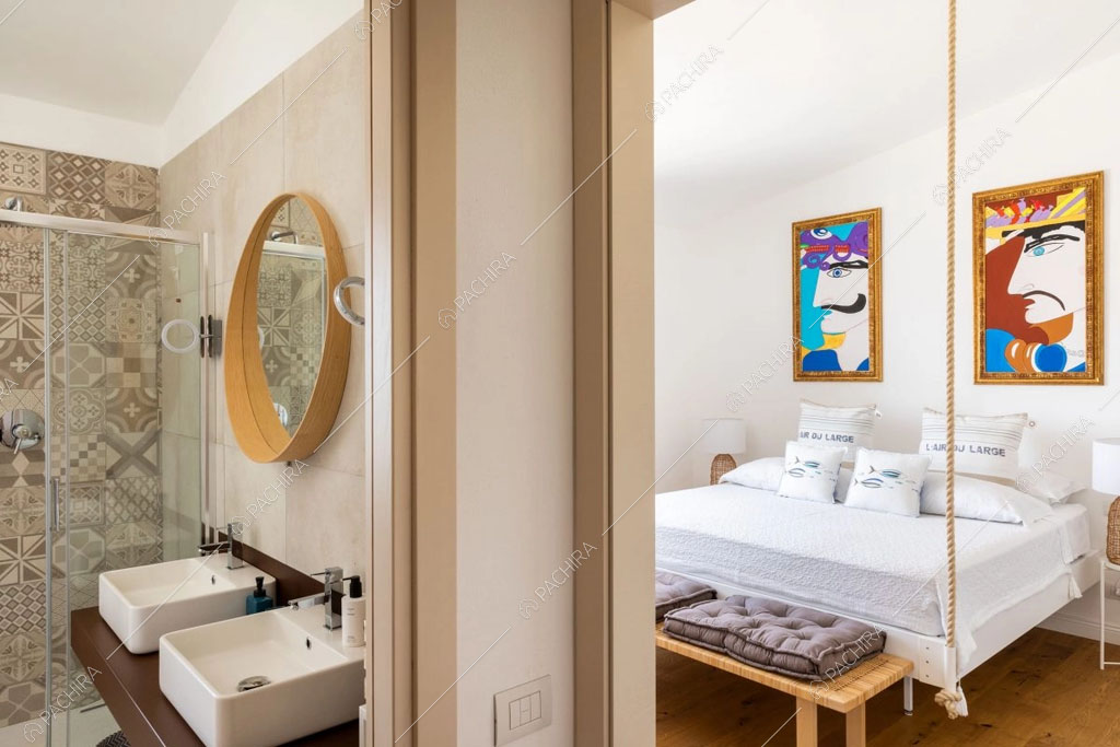 Scorcio sul bagno e sulla camera da letto matrimoniale della villa Karoo, location in stile moderno a Siracusa