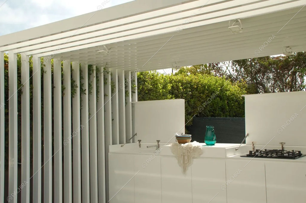 Patio con cucina con fornelli a gas della villa Karoo, location in stile moderno a Siracusa