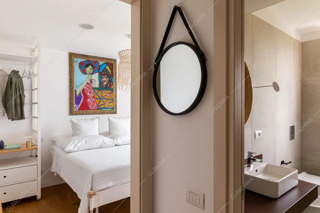 Scorcio su camera da letto e bagno della villa Karoo, location in stile moderno a Siracusa