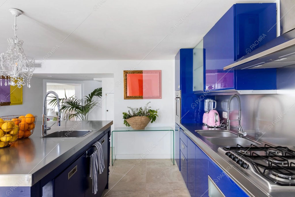 Cucina blu a isola con fornelli a gas della villa Karoo, location in stile moderno a Siracusa