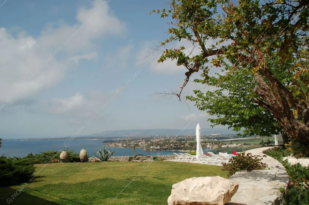 Ampio giardino con vista sul mare della villa Karoo, location in stile moderno a Siracusa