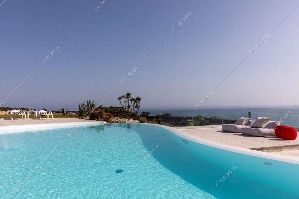 Vista sul mare dalla piscina della villa Karoo, location in stile moderno a Siracusa