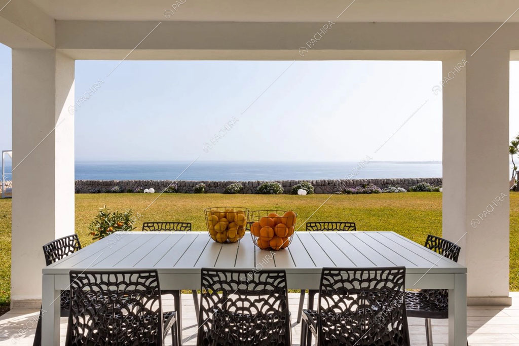 Veranda con tavolo da pranzo della villa Karoo, location in stile moderno a Siracusa