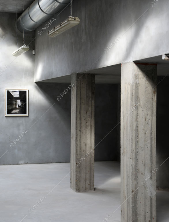Pavimento in cemento a vista nell'espositivo Bayuda, location in stile industriale a Milano