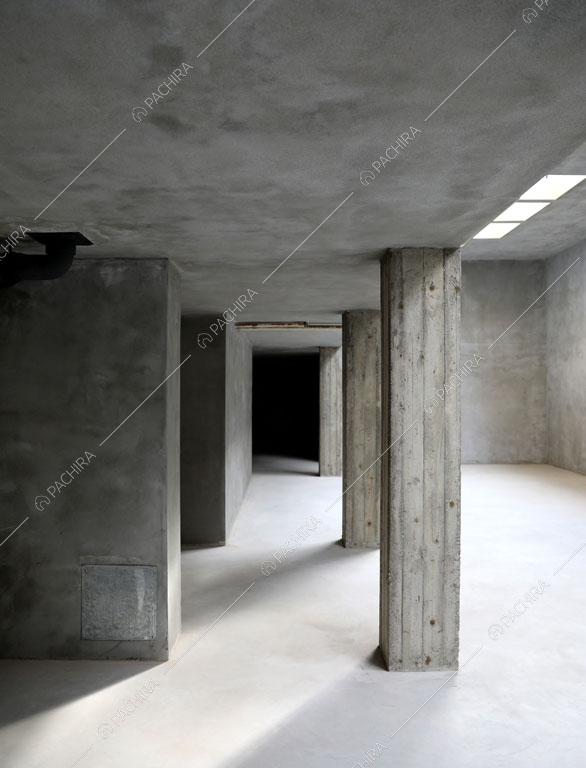 Lucernari illuminano la stanza dell'espositivo Bayuda, location in stile industriale a Milano