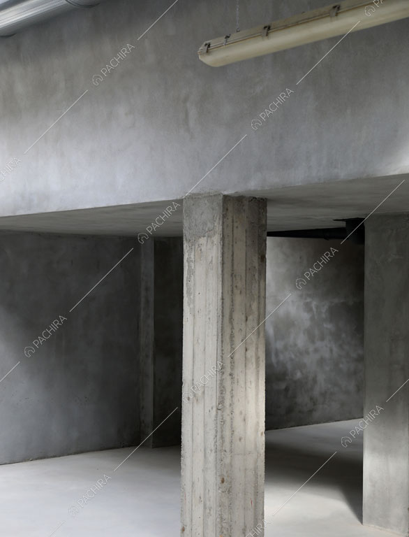 Colonna in cemento nell'espositivo Bayuda, location in stile industriale a Milano