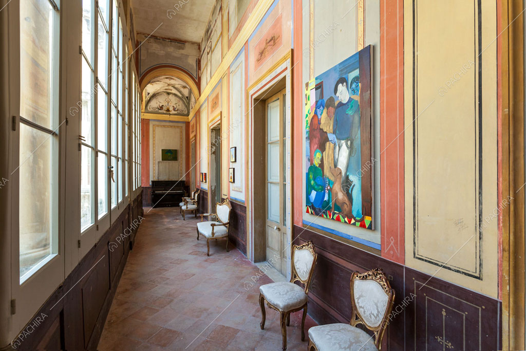 Corridoio con vetrate della dimora storica Volturno, location in stile classico a Lecce