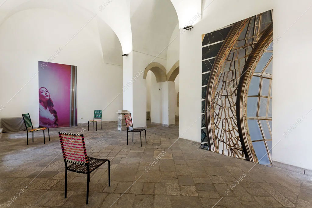 Stanza con opere d'arte nella dimora storica Volturno, location in stile classico a Lecce