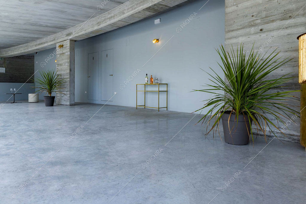 Sala con pareti in cemento armato del locale Pink Drift, location in stile eclettico a Ravenna