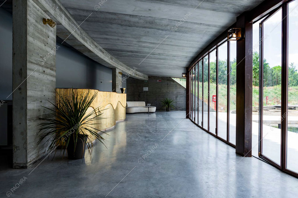 Corridoio con vetrate del locale Pink Drift, location in stile eclettico a Ravenna