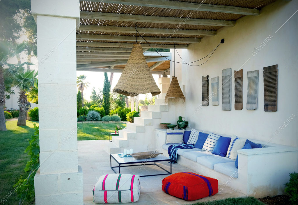 Porticato con colonne della villa Bali, location in stile contemporaneo a Lecce